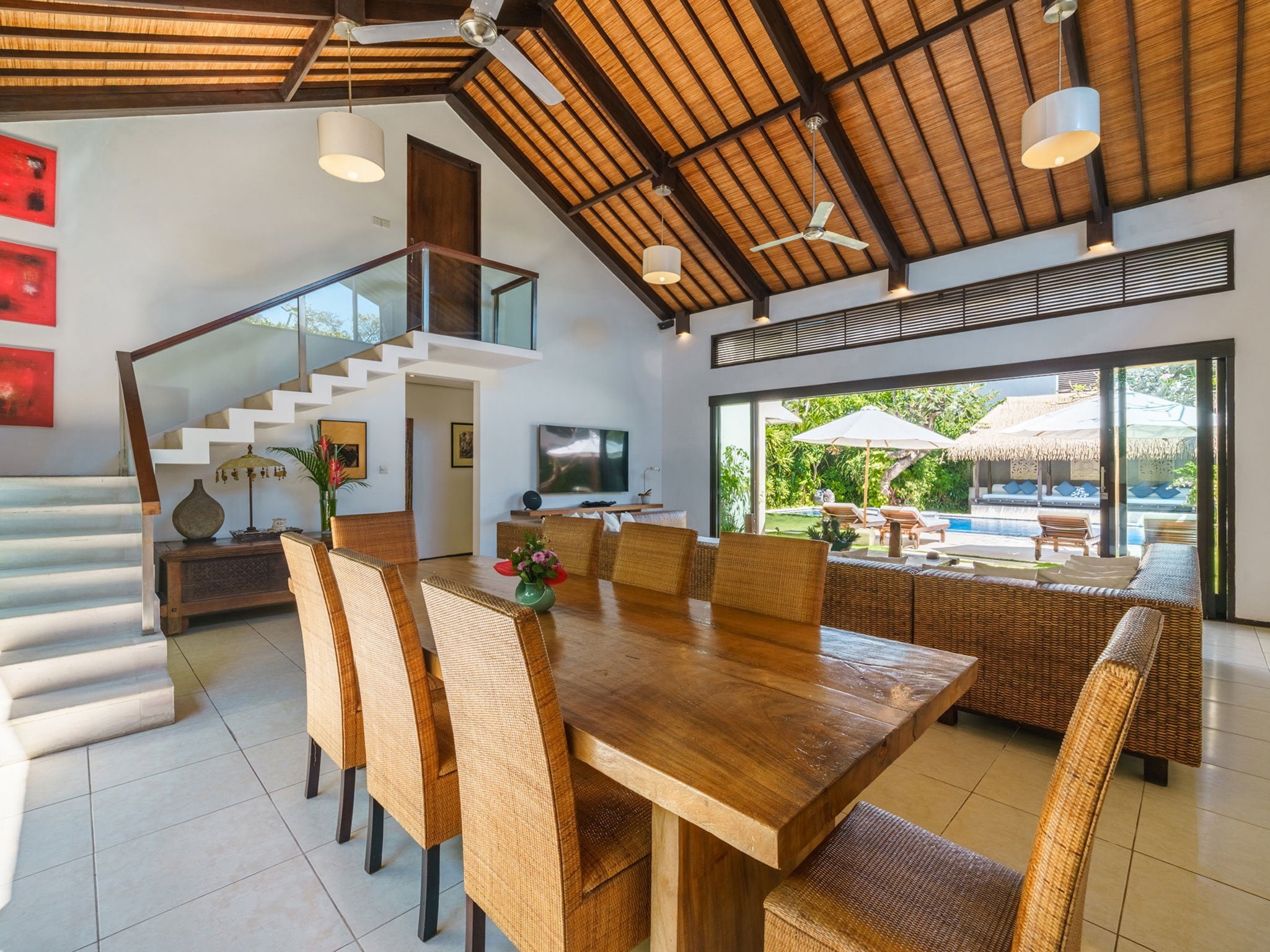 010 villa emmy dining area