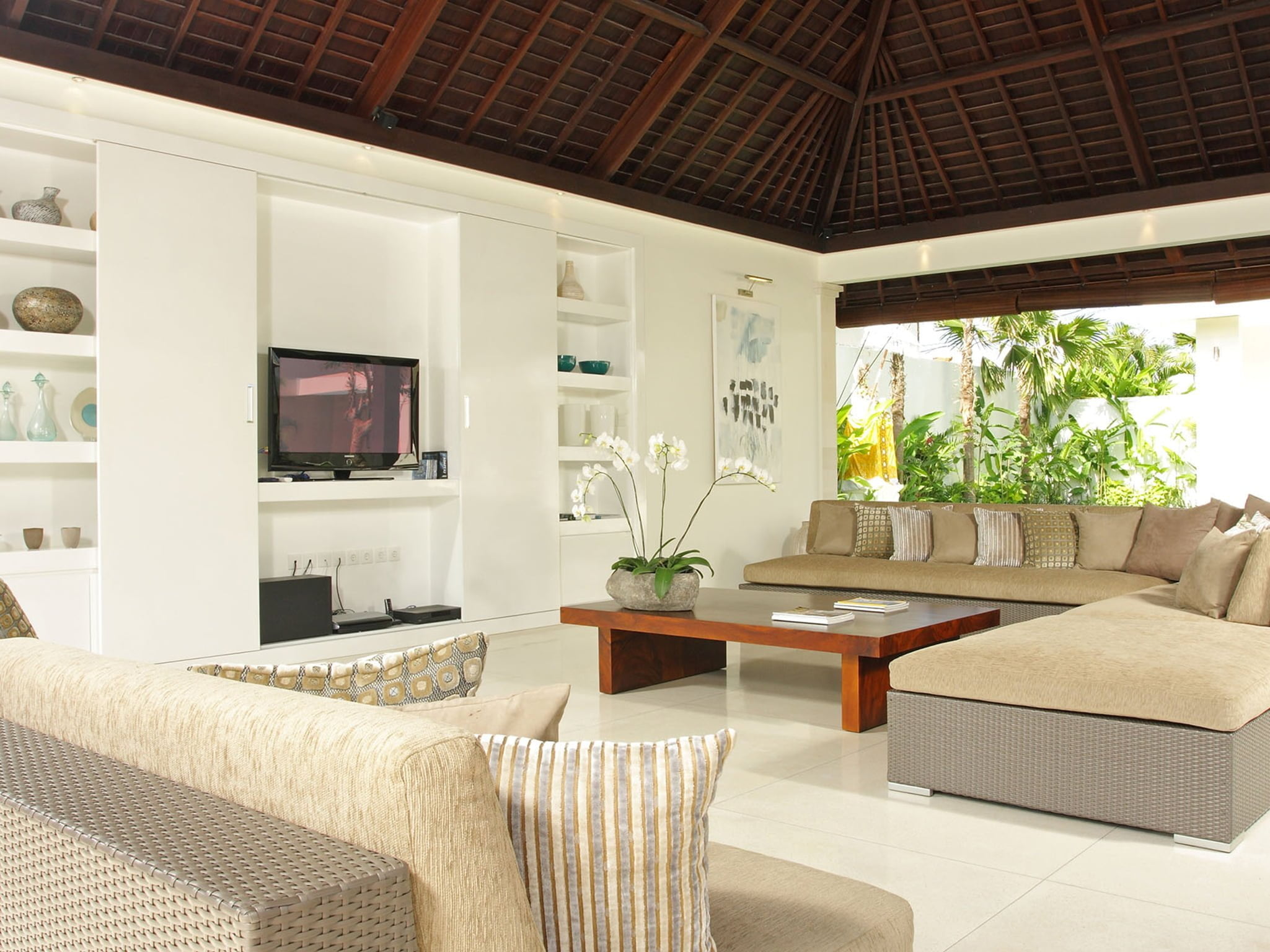 04 villa asante living area