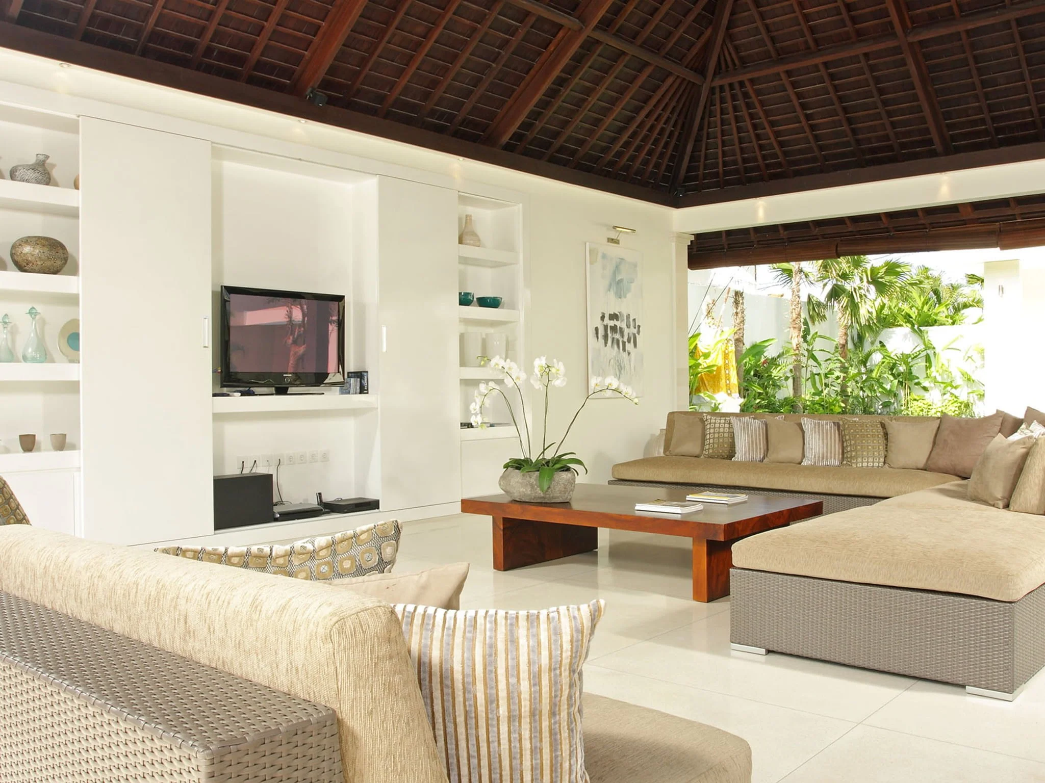 04 villa asante living area