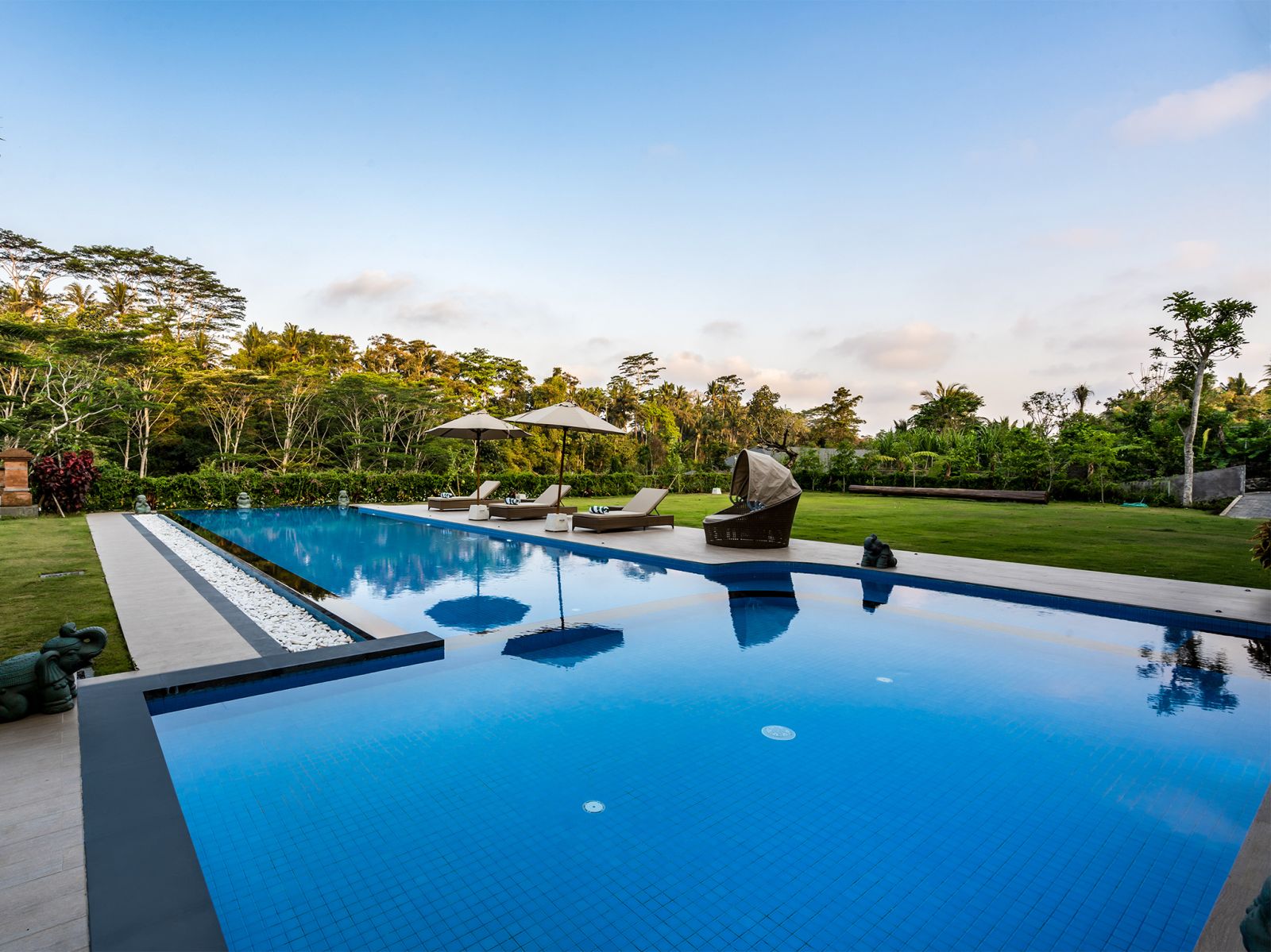 14 pala ubud villa agung relaxing pool area