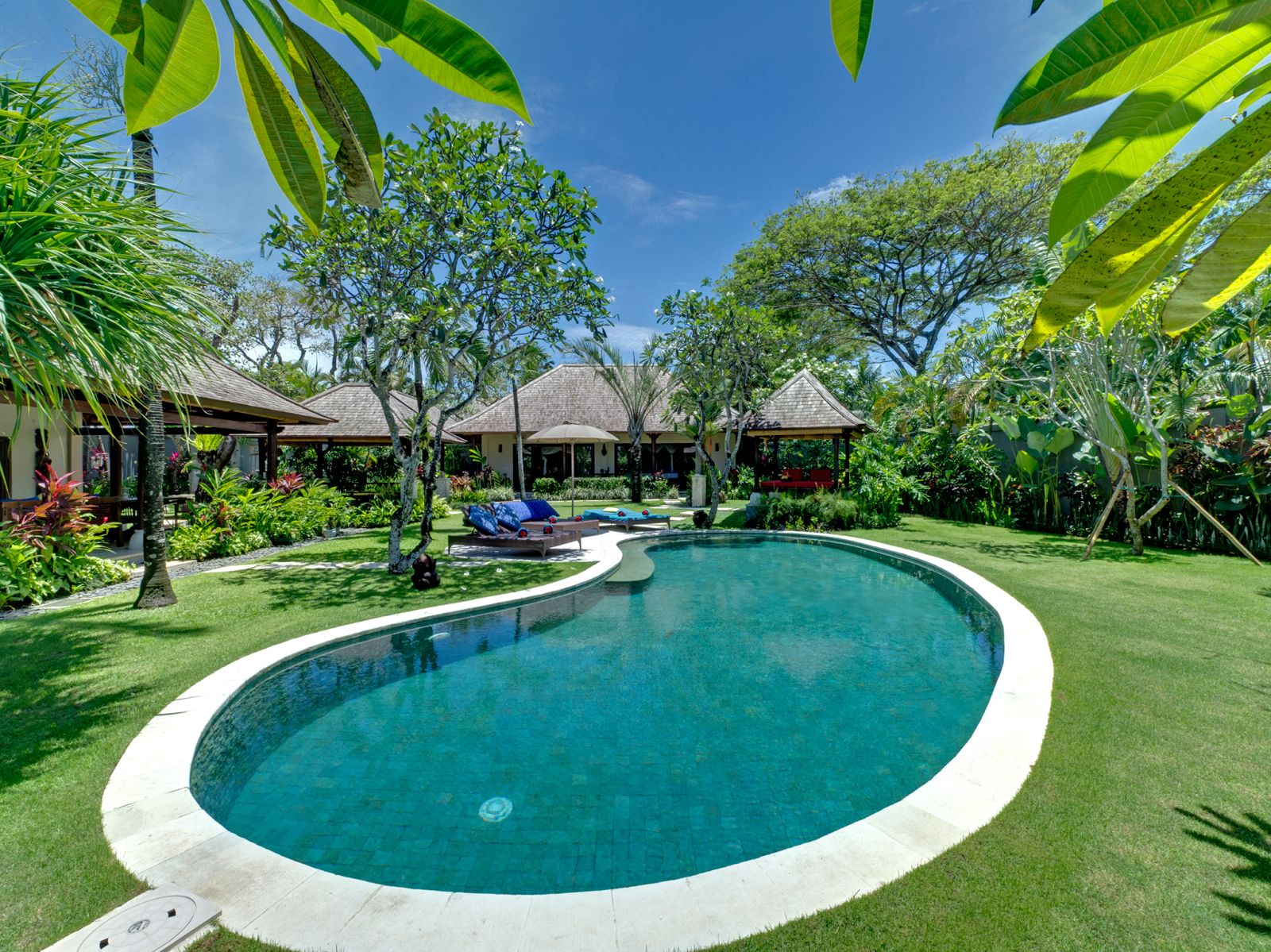 2. villa kakatua midday by the pool