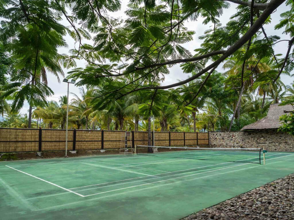 sira beach house tennis court